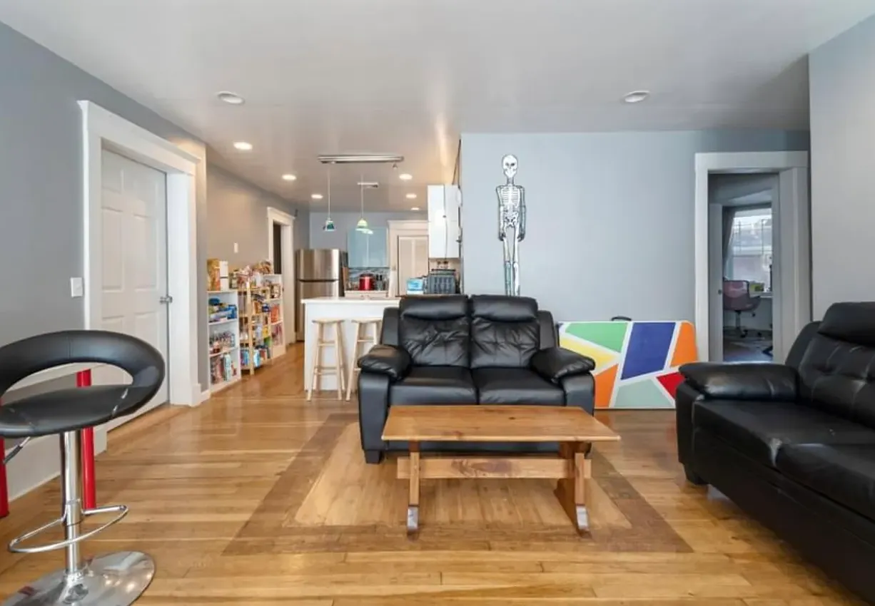 5 bed, 1500 sqft, $2,000 — Photo 1