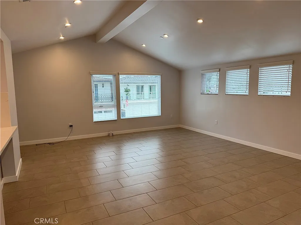 2 bed, 1200 sqft, $5,200 — Photo 3