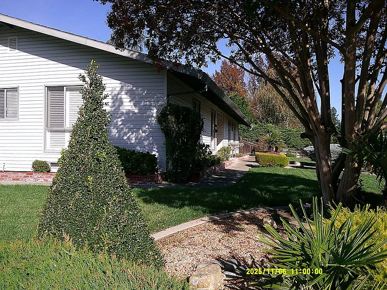 390 S Almond St — Photo 4