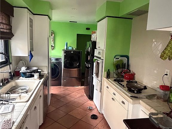 5th image of 5837 Cedros Ave