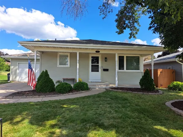 2401 Victoria Dr SW, Cedar Rapids, IA 52404