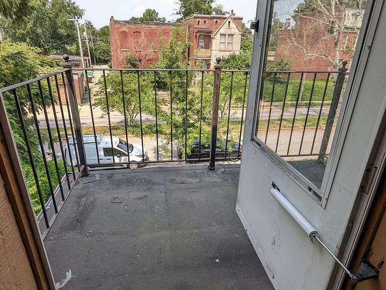 2152-2154 Geyer Ave — Photo 13