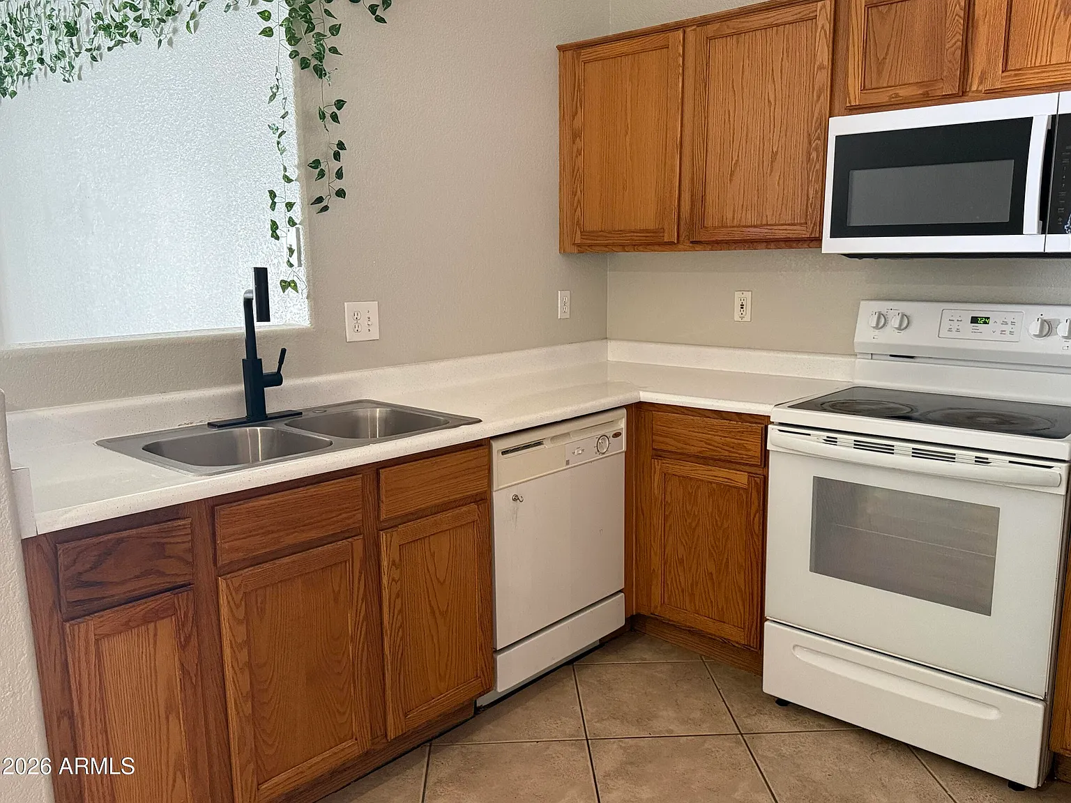 4 bed, 2.0 bath, 1666 sqft, $1,948 — Photo 3