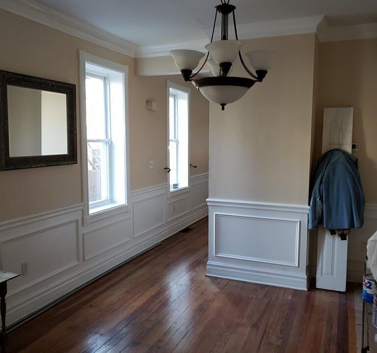 1st image of 427 E 9th St