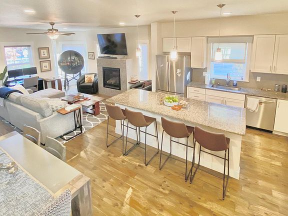 living/kitchen/dining