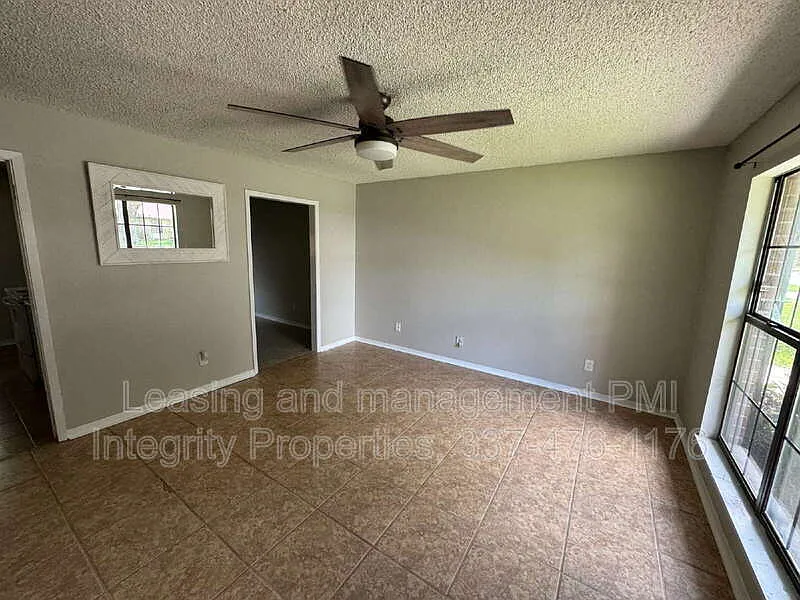 3 bed, 2.0 bath, 1123 sqft, $1,350 — Photo 2
