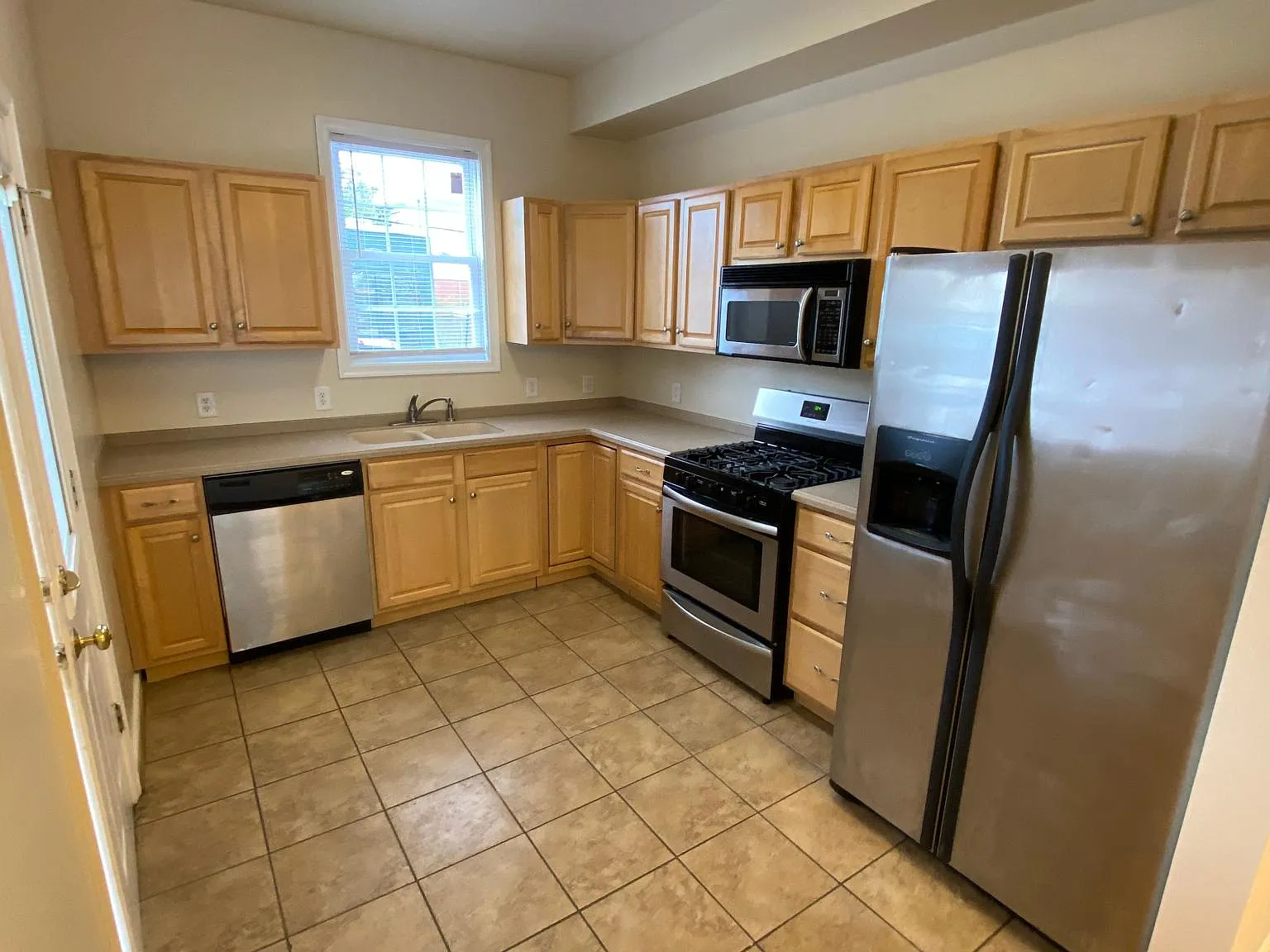 3 bed, 2.5 bath, 1514 sqft, $2,800 — Photo 4