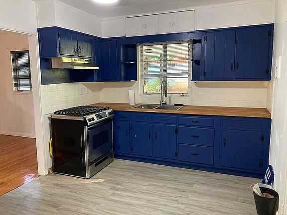 Kitchen (facing left)