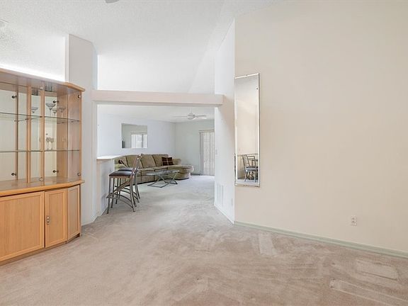 4th image of 1009 E 13th Sq