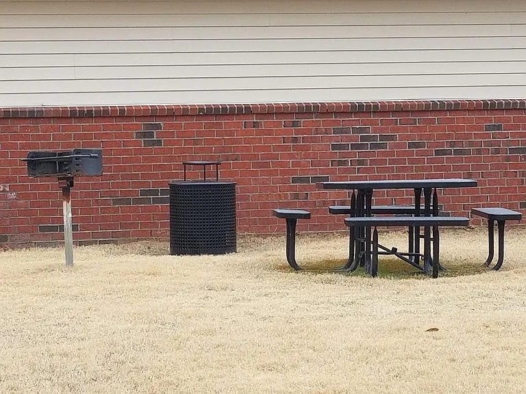 Barbeque grill & picnic bench