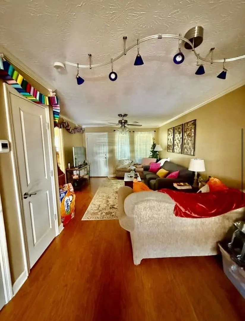 315 E Magnolia Ave — Photo 4