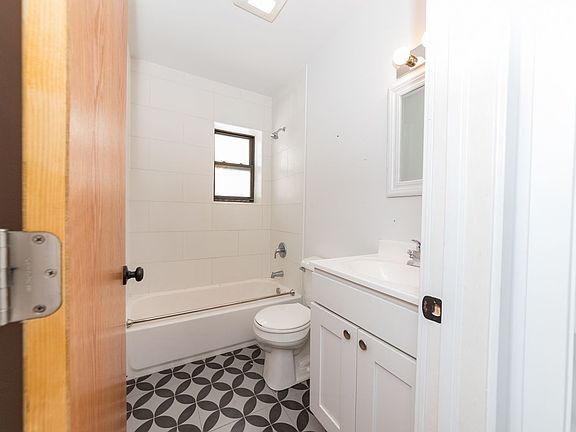 3rd image of 2317 W Foster Ave #2