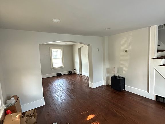 4th image of 587 Lower Oak St