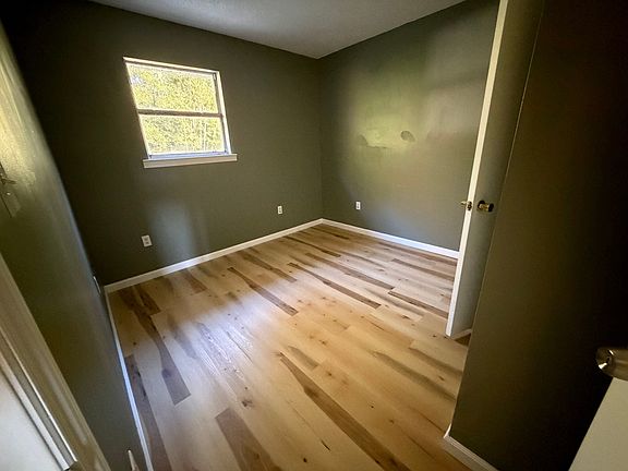 5th image of 516 Holiday St