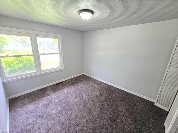 3rd image of 370 Carver Cir