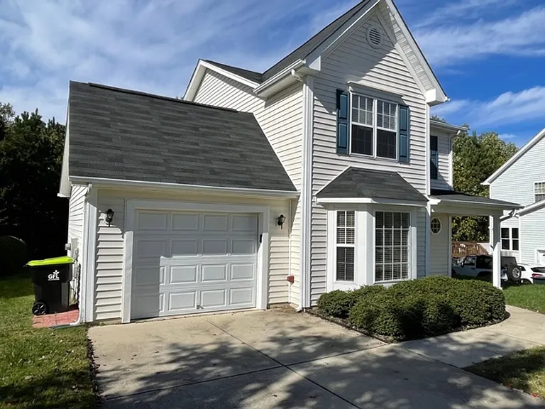 433 Holly Thorn Trce — Photo 3