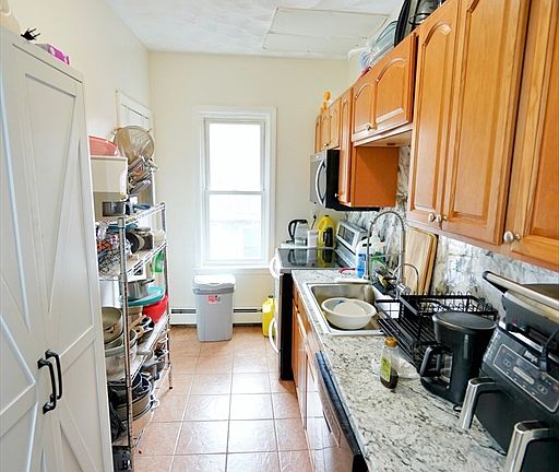 4th image of 109 Ferry St