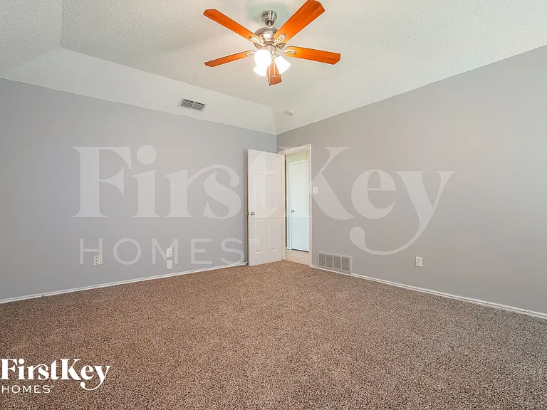 5304 Tamarack Ct — Photo 12