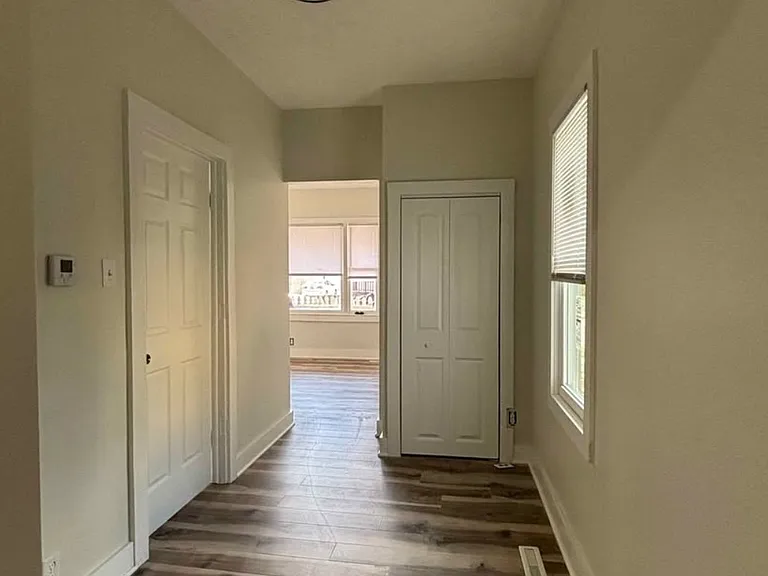 422 N Nye Ave — Photo 2