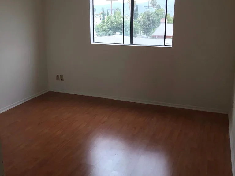 919 E Windsor Rd #6 — Photo 6