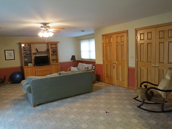 Fam.Rm--Ceiling Fan/Fireplc