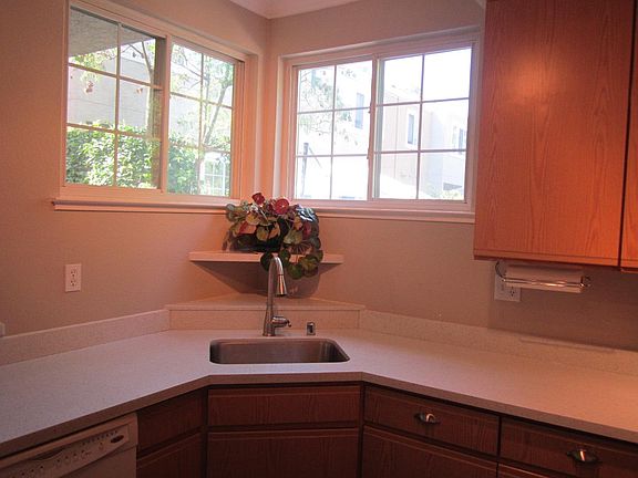 4th image of 25 Carnegie Sq