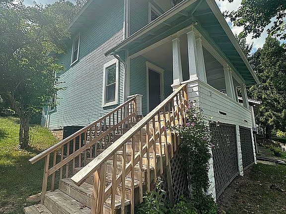 2nd image of 1131 Edgewood Dr