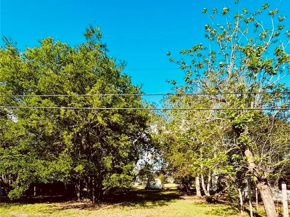 1320 Cavett St, Gonzales, TX 78629