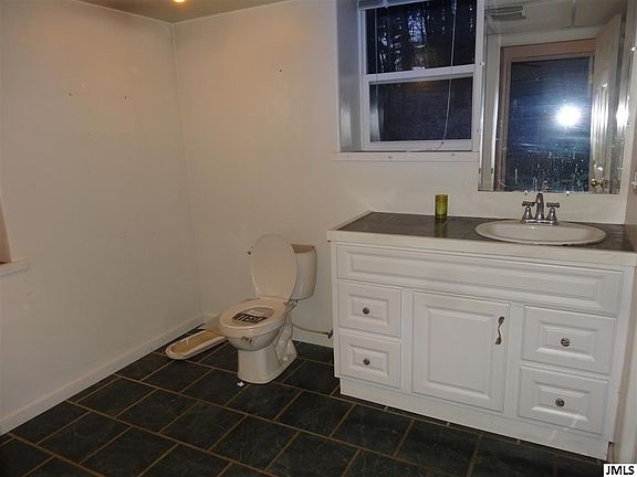 3rd image of 1539 Park Dr