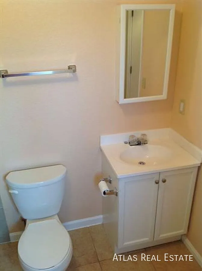 Amazing Opportunity! 3 Bed 1 Bath Townhouse! with One Car Garage! — Photo 4