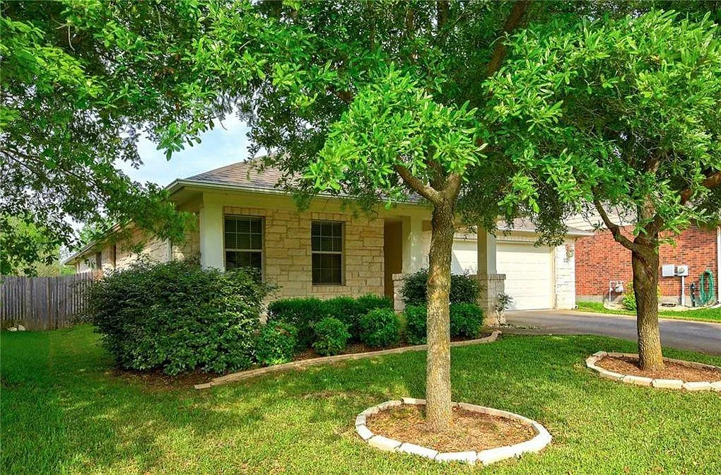 3 bed, 2300 sqft, $2,635 — Photo 4