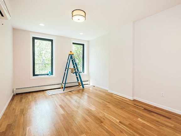 5th image of 156 Irving Ave #2