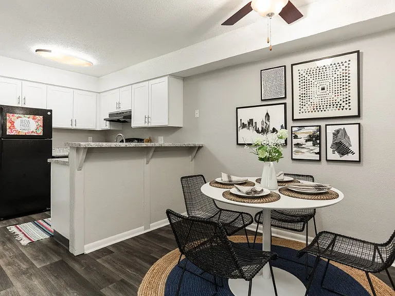 Carlyle Apartments — Photo 27