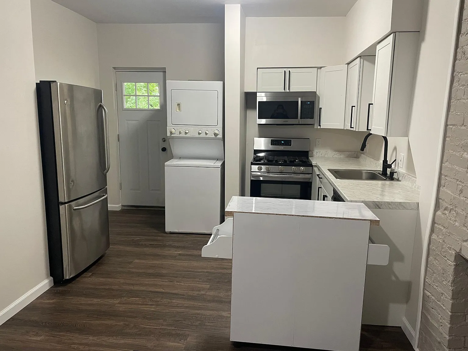 2 bed, 900 sqft, $1,350 — Photo 3