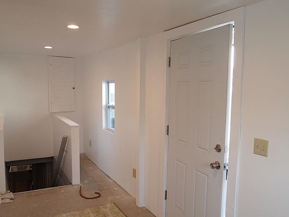 5th image of 226 Elyria St