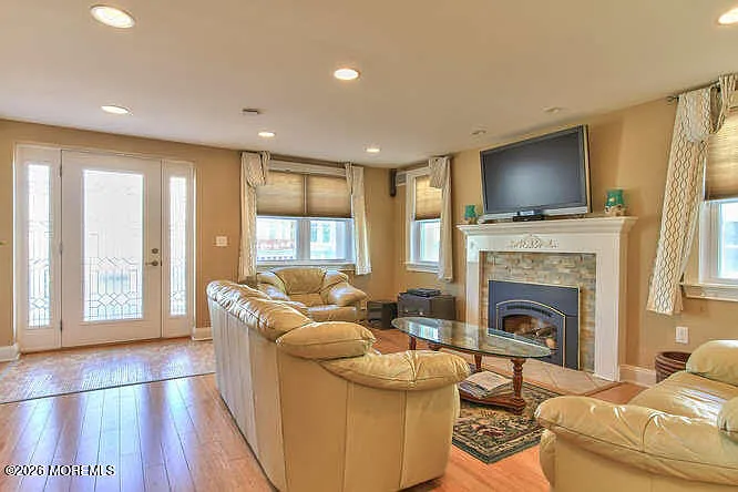 5 bed, 2378 sqft, $6,500 — Photo 2
