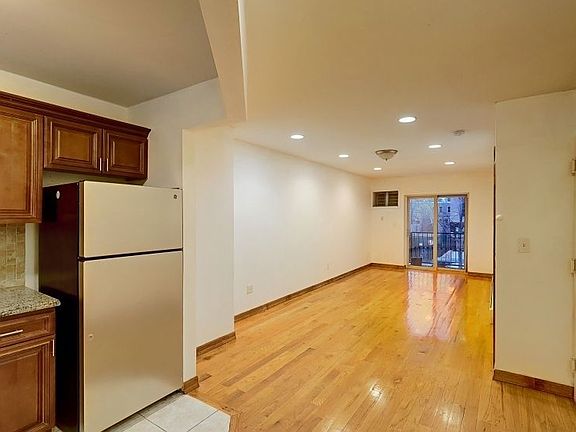4th image of 234 Hawthorne St Unit 2
