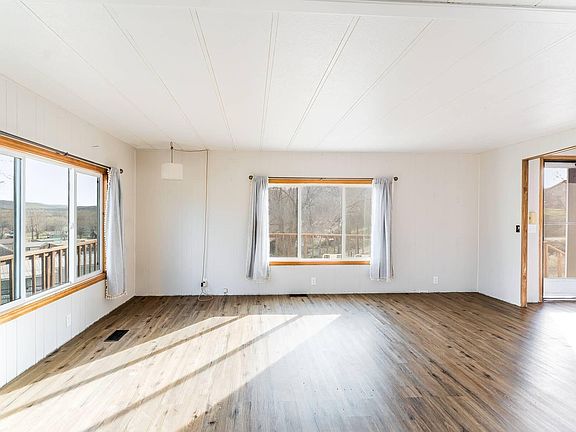 4th image of 220 School House Dr