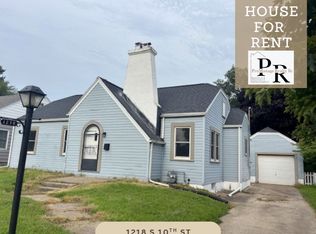 1218 S 10th St, Clinton, IA 52732
