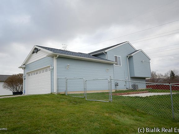 3rd image of 628 Silverbrook Dr SE