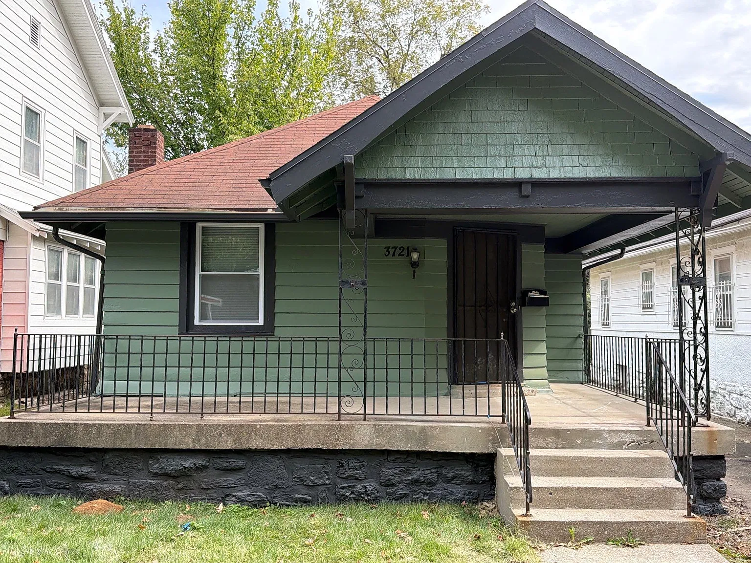 3 bed, 1.0 bath, 972 sqft, $1,350 — Photo 1
