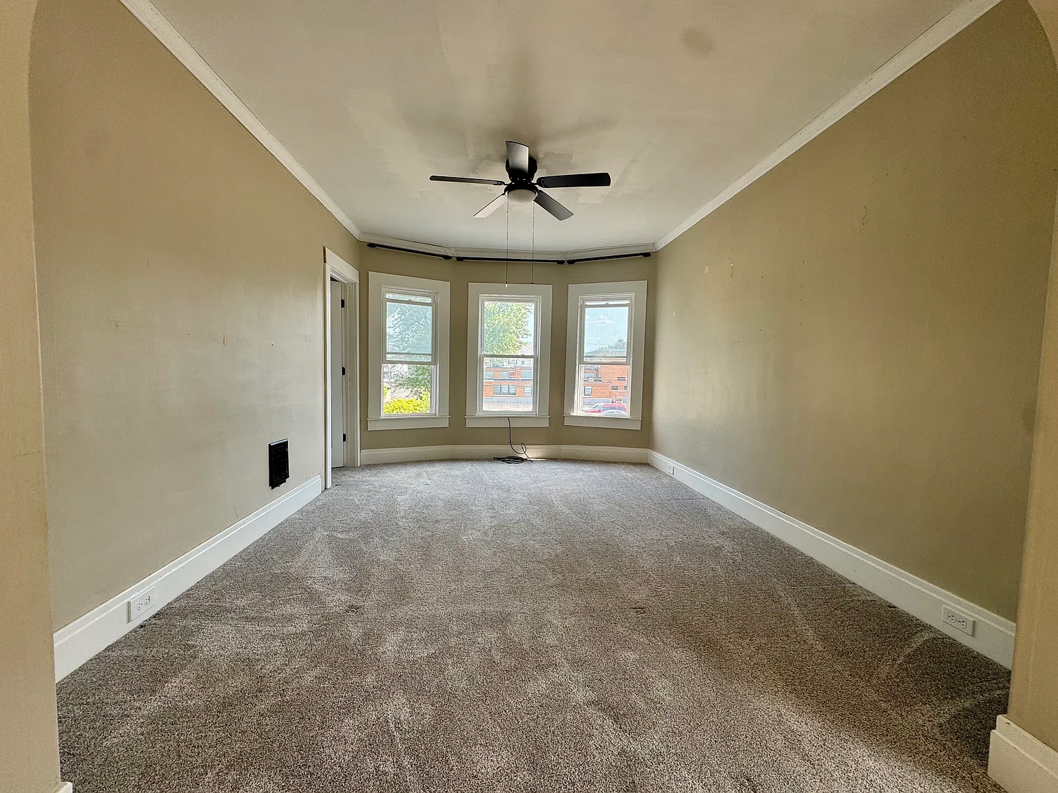 3 bed, 950 sqft, $1,200 — Photo 1
