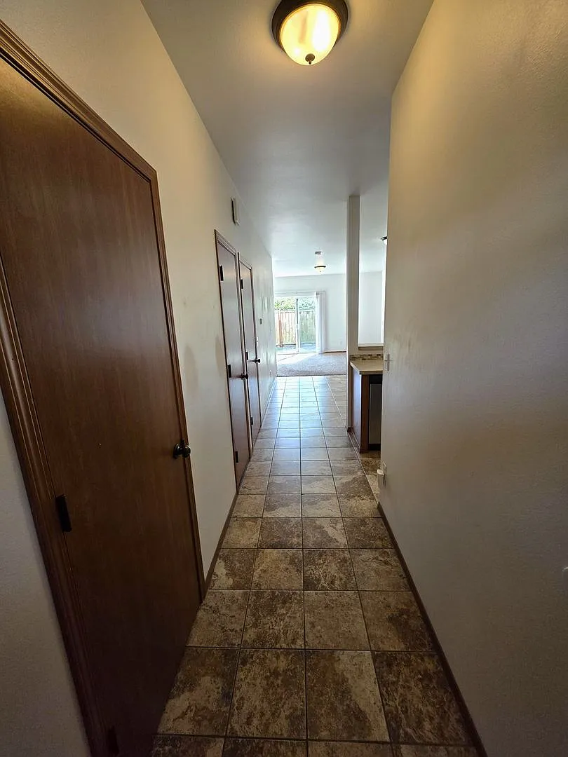 Kent Townhome for rent - 2 bed and 2.5 bath - Ready for move in now! — Photo 3
