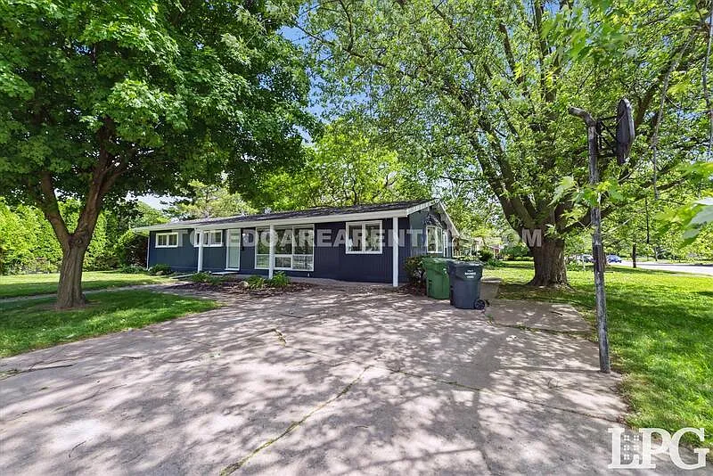 4 bed, 1.5 bath, 1420 sqft, $2,000 — Photo 4