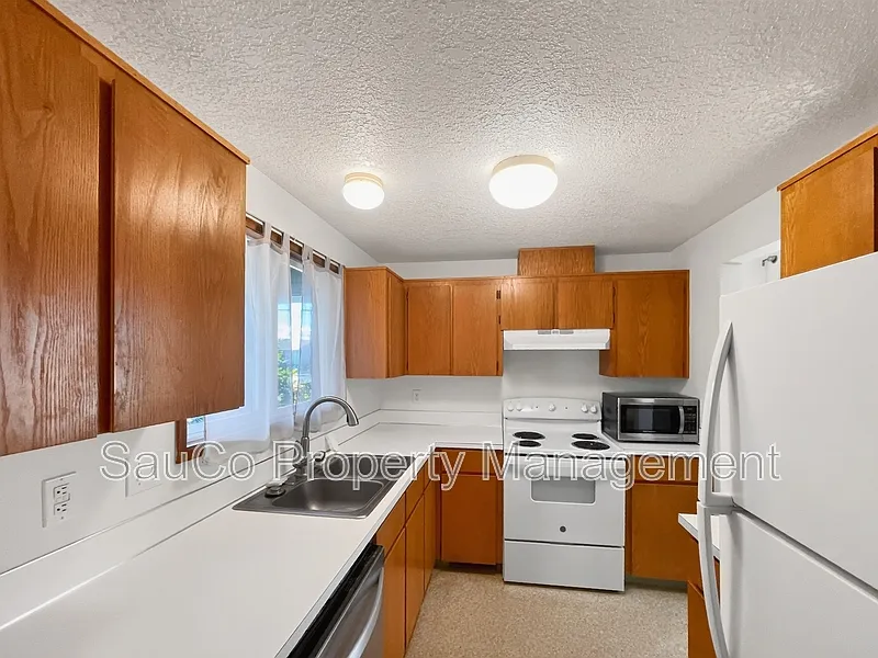 3 bed, 2.0 bath, 1054 sqft, $2,200 — Photo 2