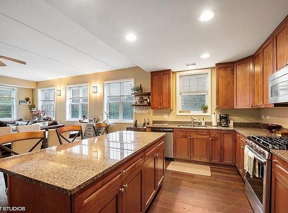 3rd image of 1857 W Diversey Pkwy APT 201