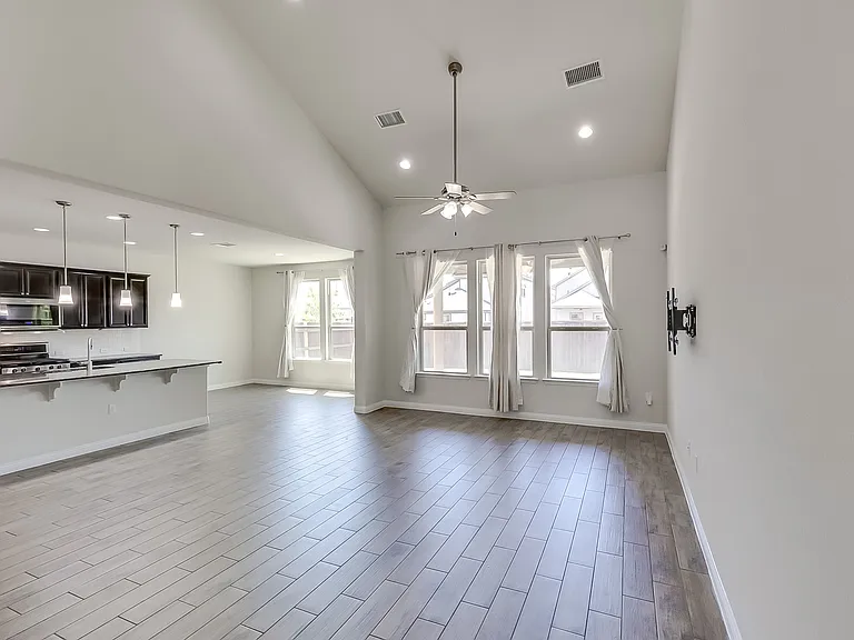 1005 Cold Bear Cv — Photo 4