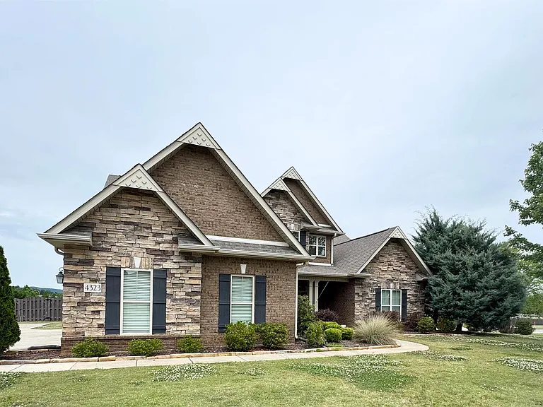 4323 Flint Dr SE — Photo 2