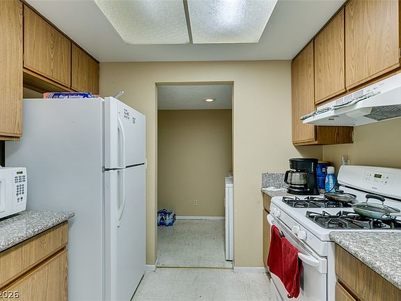 5th image of 102 Boysenberry Ln