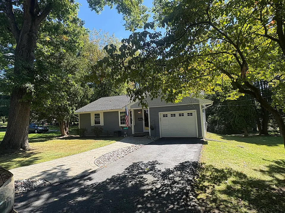 827 Somers Ln